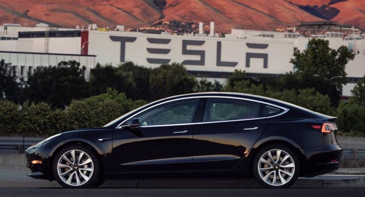 Илон Маск показал первую Tesla Model 3