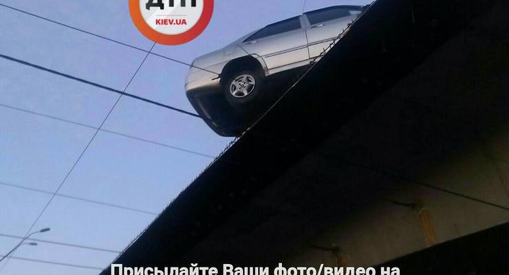 В Киеве иномарка зависла над мостом
