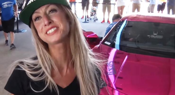Блондинка на розовом Lamborghini установила мировой рекорд
