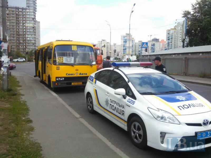 В Киеве водитель прокатил на капоте маршрутчика / Виталий Мирошниченко