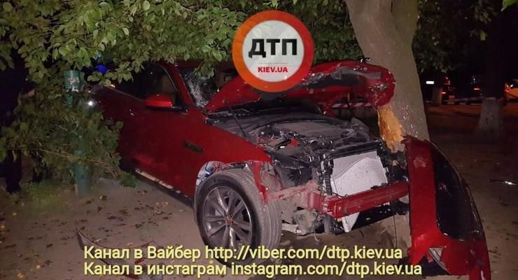 В Киеве Jaguar сбил двух человек и разнес детскую площадку
