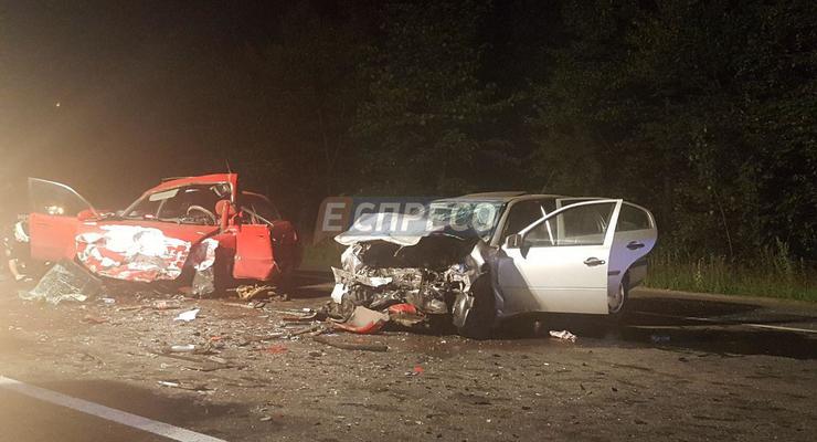 Жуткое ДТП под Киевом: два авто разбиты вдребезги, есть погибшие