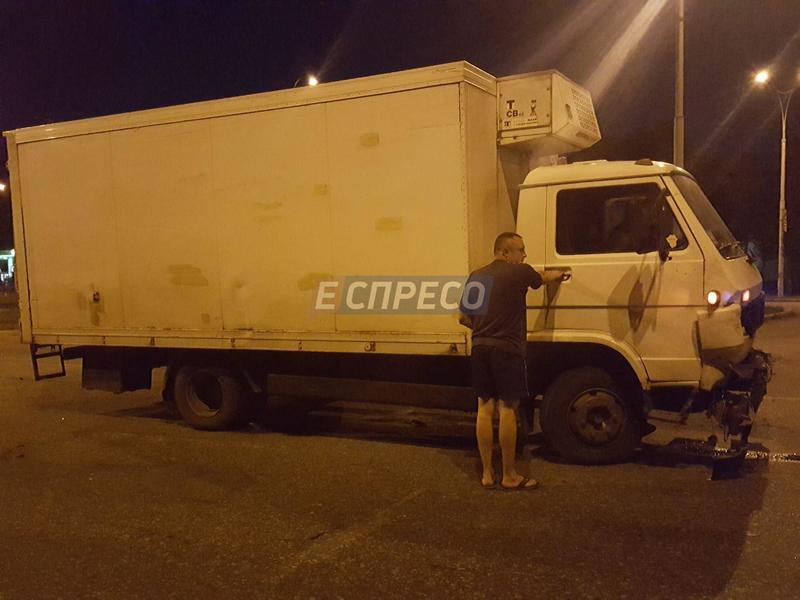 В Киеве грузовик протаранил полицейский Prius / espreso.tv