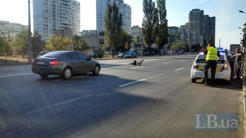 В Киеве велосипедист попал под колеса автомобиля / lb.ua