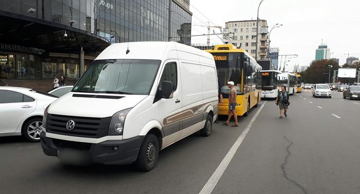 В Киеве автохам заблокировал движение троллейбусов