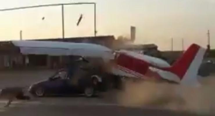 В Чечне частный самолет врезался в автомобиль