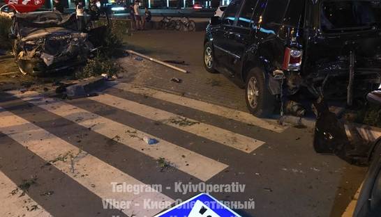В Киеве иномарка на литовских номерах разбила три автомобиля и загорелась