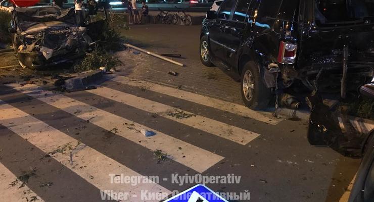 В Киеве иномарка на литовских номерах разбила три автомобиля и загорелась
