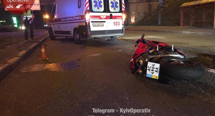 В Киеве иномарка сбила мотоциклиста: водитель пытался сбежать