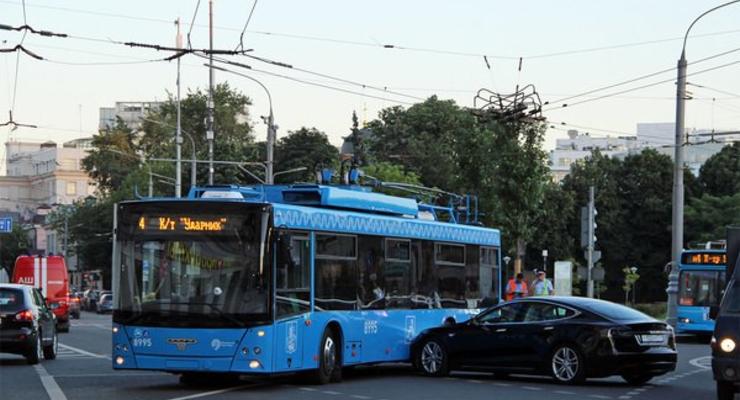 В России электрокар Tesla столкнулся с троллейбусом