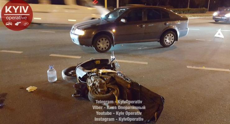 Жесткое ДТП в Киеве: водитель иномарки снес мотоциклиста