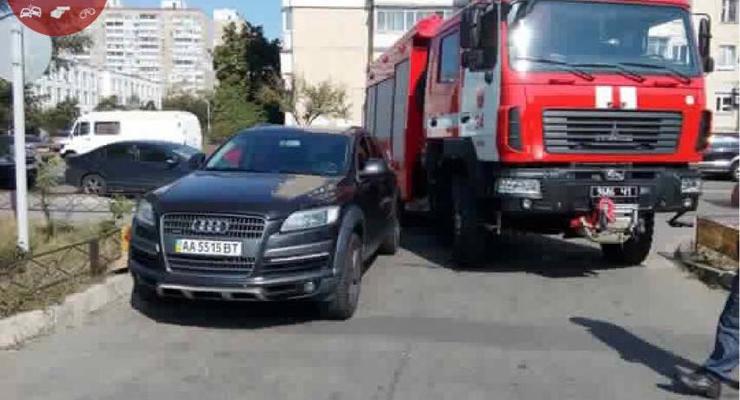В Киеве автохам заблокировал машину спасателей