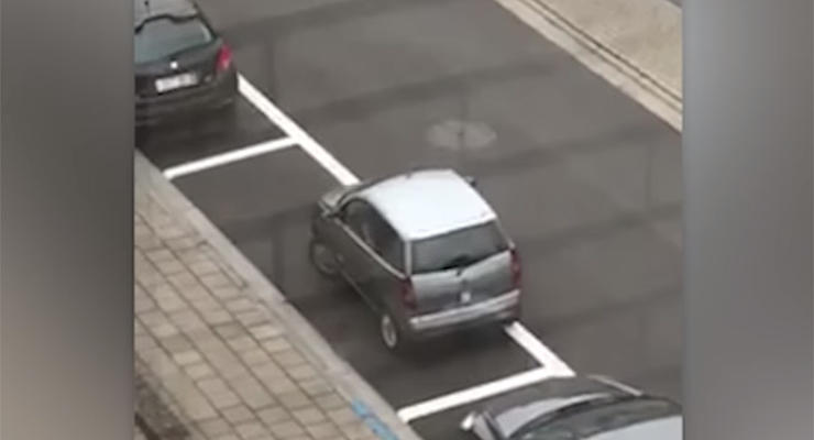 Полный провал: как не надо парковать автомобиль