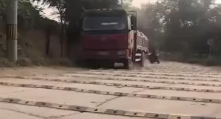 В Китае на одном километре дороги установили 600 лежачих полицейских