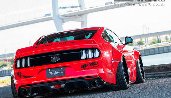 Японские тюнеры сделали очень низкий и широкий Ford Mustang