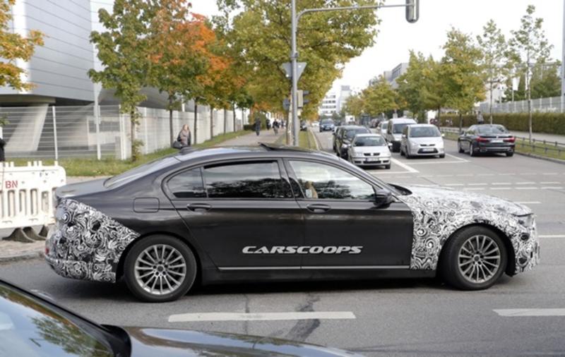 В Сети появились шпионские фото новой BMW 7 / carscoops.com