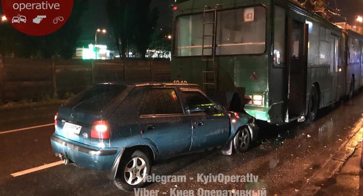 В Киеве пьяный водитель протаранил троллейбус