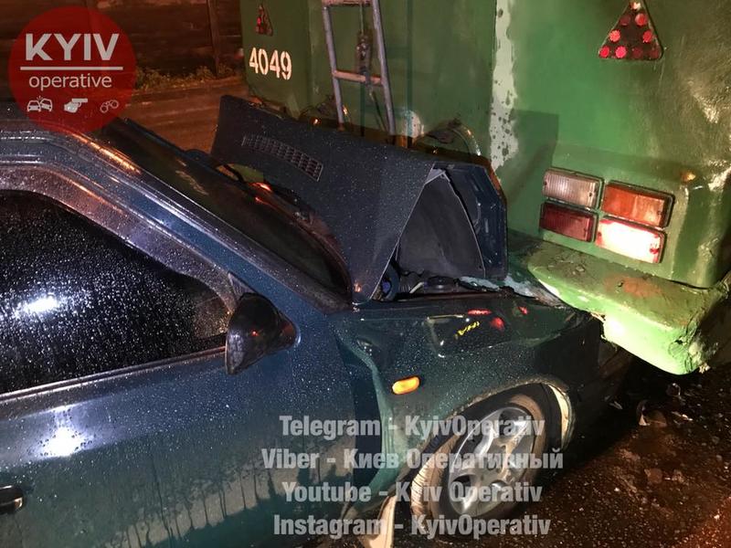 В Киеве пьяный водитель протаранил троллейбус / Киев Оперативный