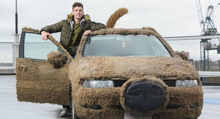 Британец превратил машину в собаку, чтобы не возить девушку на работу