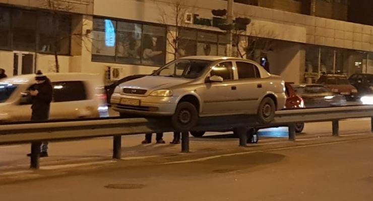 Эпическое ДТП в Киеве: Opel проехал по отбойнику 80 метров