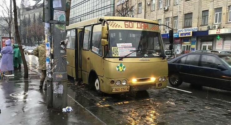 В Киеве заметили золотую маршрутку