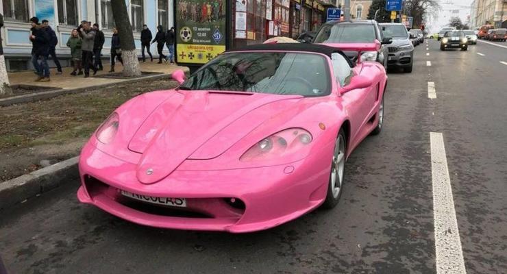 В Киеве заметили розовую Ferrari