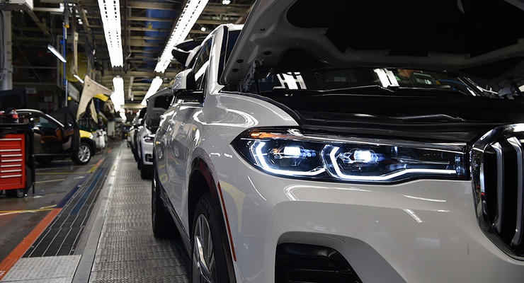 Огромный внедорожник BMW: первые фотографии на конвейере
