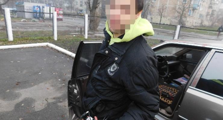 В Киеве задержали парней, толкавших угнанную машину