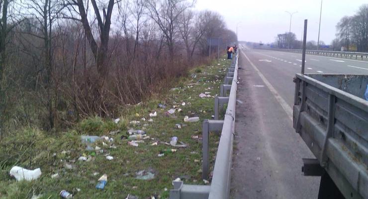 В Украине хотят ввести штрафы для водителей за мусор на дорогах