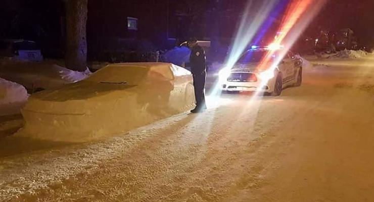 В Канаде полицейские хотели оштрафовать авто из снега