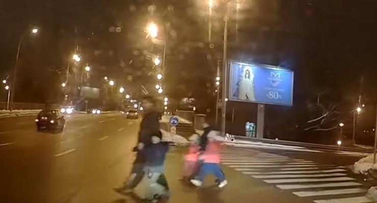 #Яжемать: в Киеве две женщины с детьми переходили шесть полос