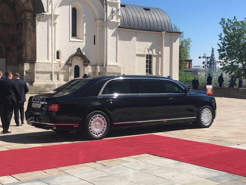 Путин впервые сменил Mercedes на отечественный автомобиль