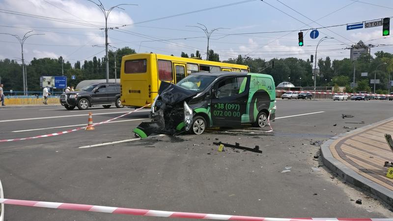 Кровавое ДТП на Дорогожичах: Renault вылетел на тротуар и сбил пешеходов / kiev.informator.ua