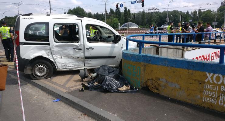 Кровавое ДТП на Дорогожичах: Renault вылетел на тротуар и сбил пешеходов