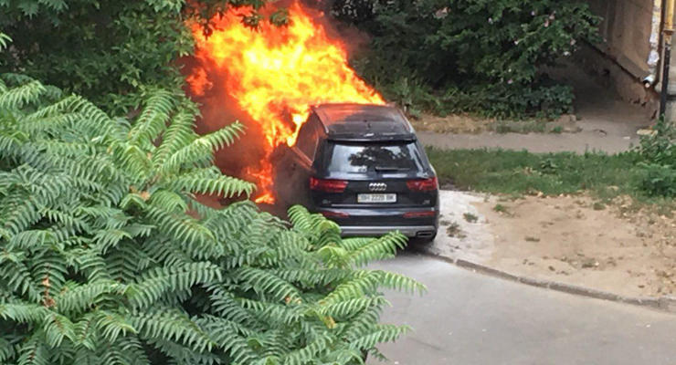Сгорел автомобиль жены владельца Книжного рынка в Одессе