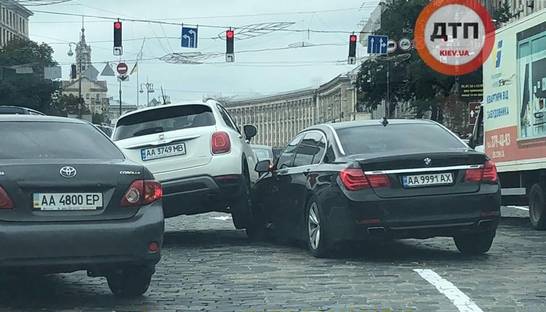 В Киеве одно авто "наехало" на другое