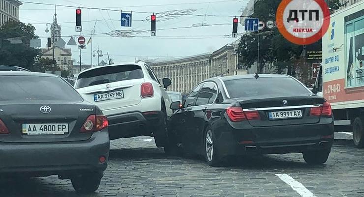 В Киеве одно авто "наехало" на другое