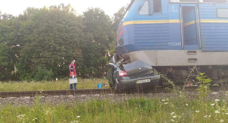 Поезд "снес" авто в Киевской области, двое погибших