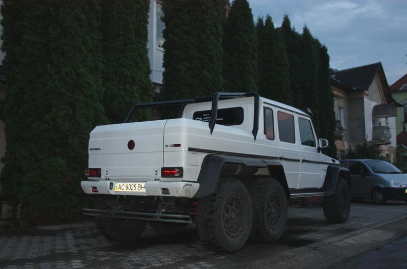 В Луцке заметили редчайший шестиколесный Mercedes Brabus / topgir.com.ua