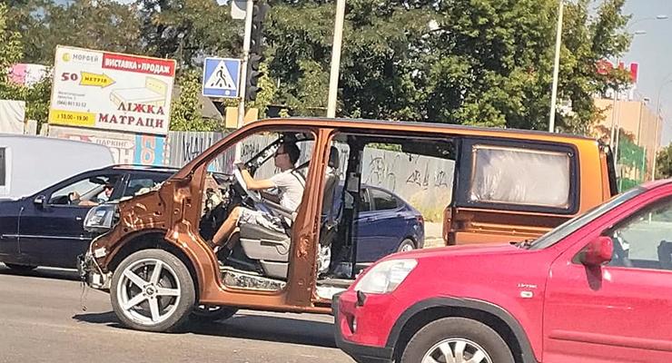 В Киеве заметили странный Volkswagen T6 без окон и дверей