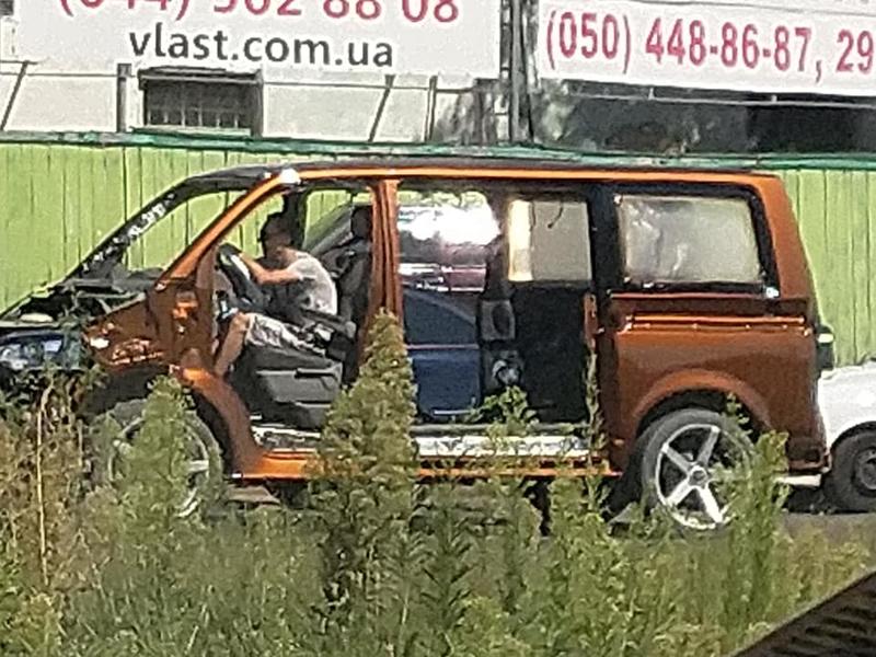 В Киеве заметили странный Volkswagen T6 без окон и дверей / facebook.com/max.sikora