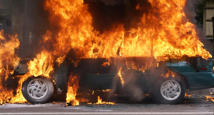 В Киеве вандалы поджигают авто: как уберечься