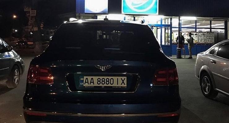 В Киеве у АТБ заметили роскошный Bentley Bentayga