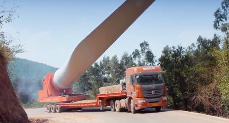 Как перевозят гигантские лопасти ветрогенераторов - впечатляющее видео