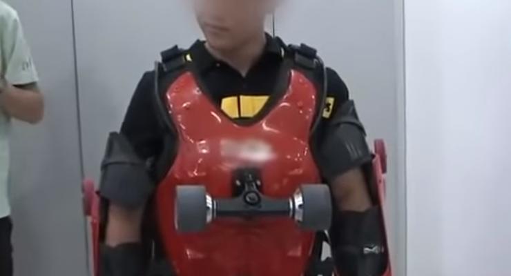 Китаец воссоздал роликовый костюм Джеки Чана
