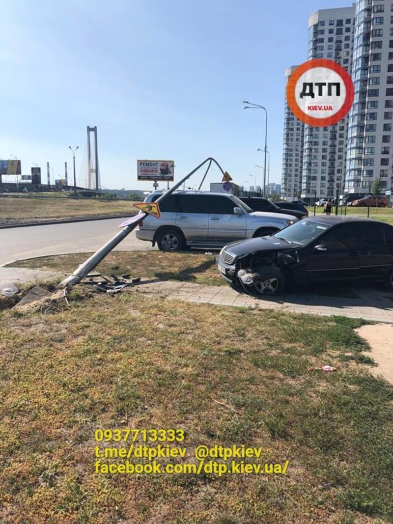 Автобоулинг: После ДТП столб приземлился на припаркованное авто / dtp.kiev.ua