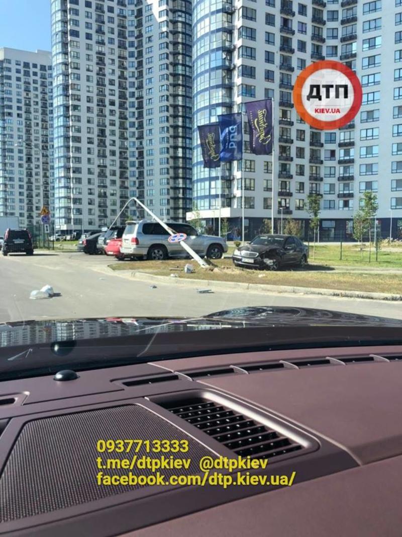Автобоулинг: После ДТП столб приземлился на припаркованное авто / dtp.kiev.ua