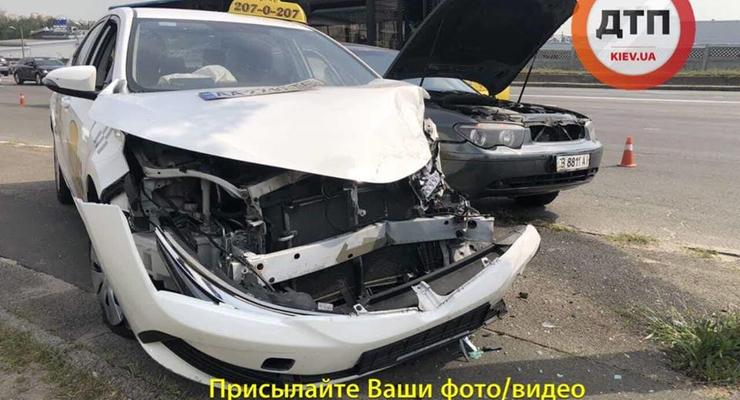 В Киеве такси протаранило столб