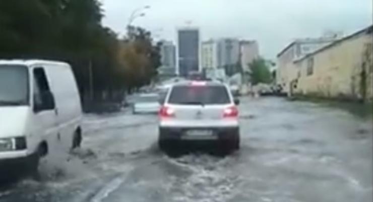 Слабый дождь вызвал очередной потоп в Киеве