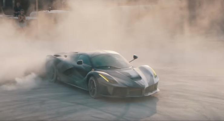 В Сети набирает популярность видео "пыльного" дрифта Ferrari LaFerrari